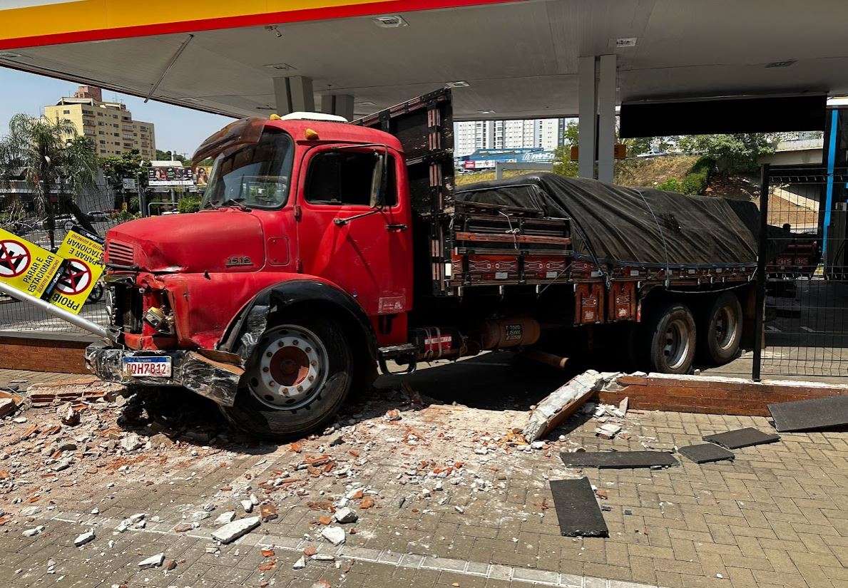 VEJA VÍDEOS Caminhão desgovernado atinge 8 veículos na avenida