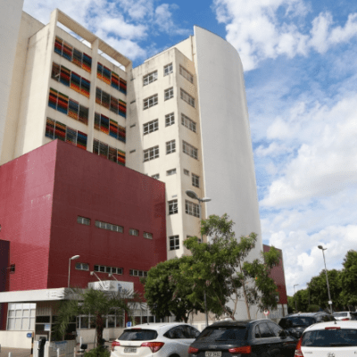 Menina de 12 anos morre após ter cabelo sugado por ralo de piscina