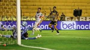 Vitória vence Novorizontino em casa e volta ao G4 da Série B