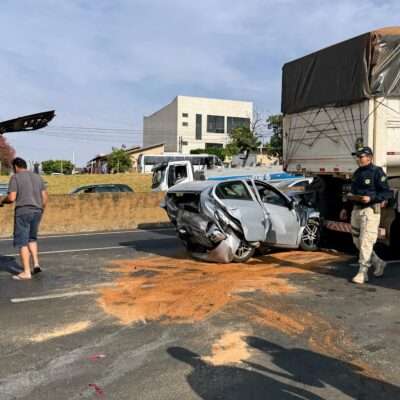 Acidente entre duas carretas e carro deixa pai e filha feridos em Rio Preto