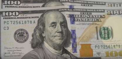 Dólar cai para R$ 5 e bolsa sobe com alívio no Oriente Médio