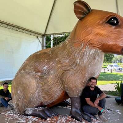 VEJA VÍDEO - Escultor refaz 'Dona Capi' pela terceira vez após vandalismo e diz que obra não terá custo público