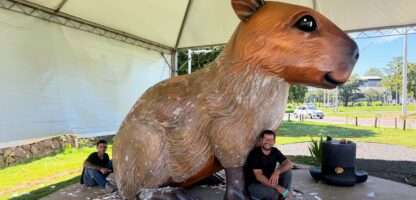 VEJA VÍDEO - Escultor refaz 'Dona Capi' pela terceira vez após vandalismo e diz que obra não terá custo público