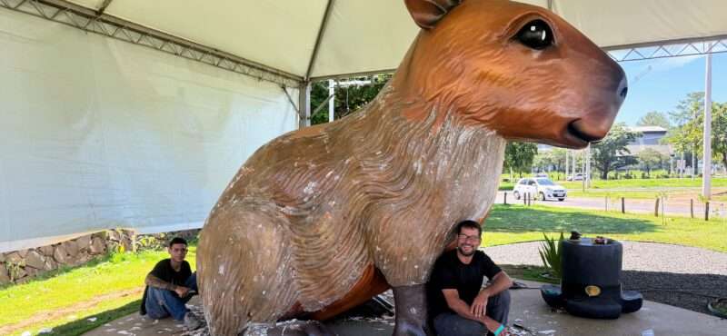 VEJA VÍDEO - Escultor refaz 'Dona Capi' pela terceira vez após vandalismo e diz que obra não terá custo público