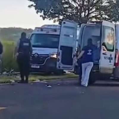 Ciclistas são atingidos por caminhonete após invasão de pista contrária