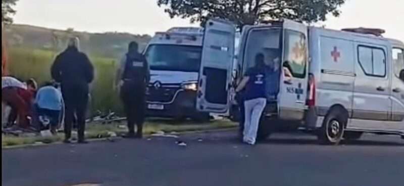 Ciclistas são atingidos por caminhonete após invasão de pista contrária