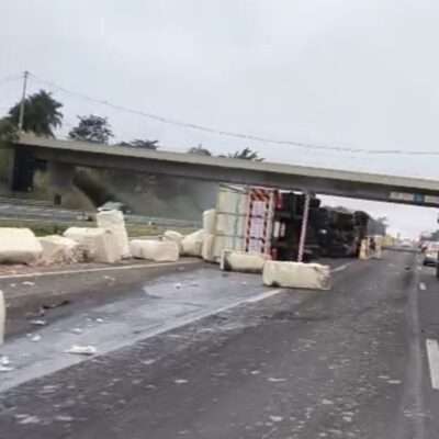 VEJA VÍDEO - Tombamento de carreta provoca grande congestionamento na Washington Luís em Rio Pret