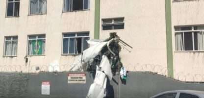Avião de bimotor cai e bate em prédio em Belo Horizonte