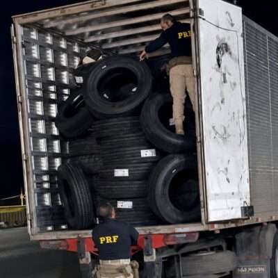 PRF apreende 415 iPhones escondidos em carga de pneus na BR-153 em Rio Preto