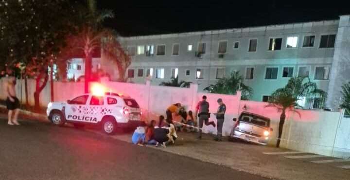 Homem é morto a tiros dentro de carro em Rio Preto; mulher é perseguida e agredida após ataque
