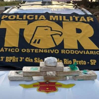 Mulher é presa com quase R$ 340 mil em cocaína escondida em veículo na região