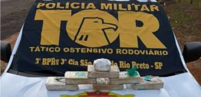Mulher é presa com quase R$ 340 mil em cocaína escondida em veículo na região