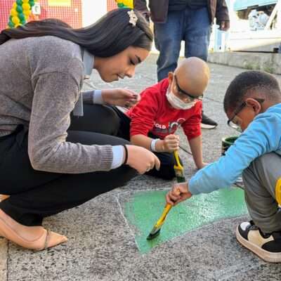 VEJA VÍDEO - Crianças internadas no HCM transformam rua em painel temático da Copa do Mundo em Rio Preto