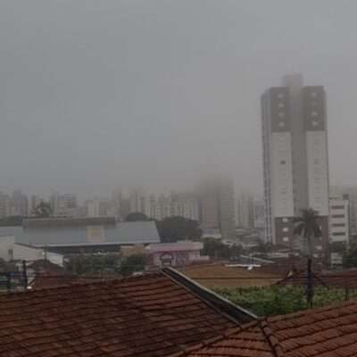 VEJA VÍDEO - Neblina intensa encobre Rio Preto e transforma cenário da cidade na manhã deste domingo
