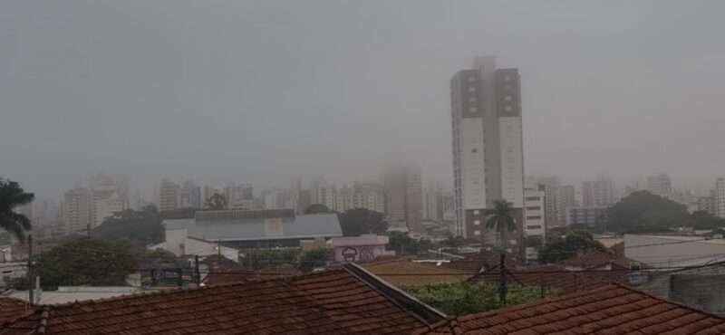 VEJA VÍDEO - Neblina intensa encobre Rio Preto e transforma cenário da cidade na manhã deste domingo