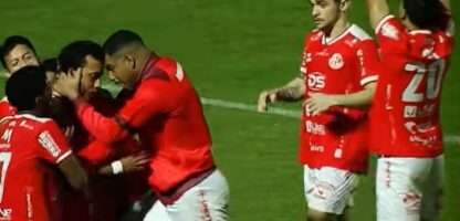 América vence Santa Fé e cola na liderança do Grupo 1