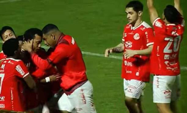 América vence Santa Fé e cola na liderança do Grupo 1