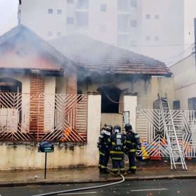 VEJA VÍDEO - Incêndio mobiliza 15 bombeiros e deixa residência com danos estruturais em Rio Preto