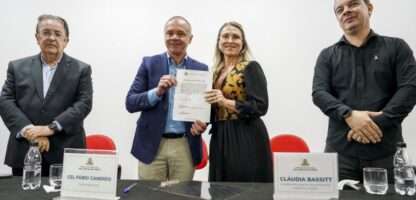 VEJA VÍDEO - Com posse concorrida, Cláudia Bassitt é nomeada secretária no governo do Coronel Fábio