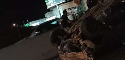 VEJA VÍDEO - Caminhão atinge carro na BR-153 e acidente termina em capotamento em Rio Preto