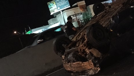 VEJA VÍDEO - Caminhão atinge carro na BR-153 e acidente termina em capotamento em Rio Preto