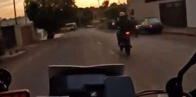 VEJA VÍDEO - Motociclista foge de blitz da PM, mobiliza helicóptero Águia e é detido após perseguição em Rio Preto