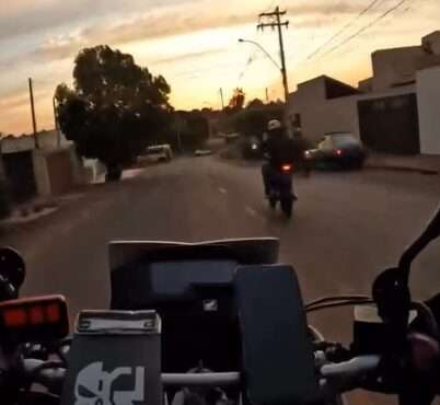 VEJA VÍDEO - Motociclista foge de blitz da PM, mobiliza helicóptero Águia e é detido após perseguição em Rio Preto