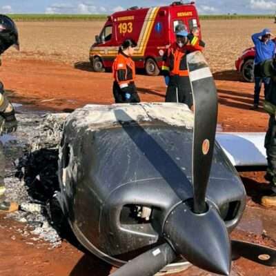 Avião faz pouso em área rural de Guapiaçu; aeronave pega fogo e não há vítimas