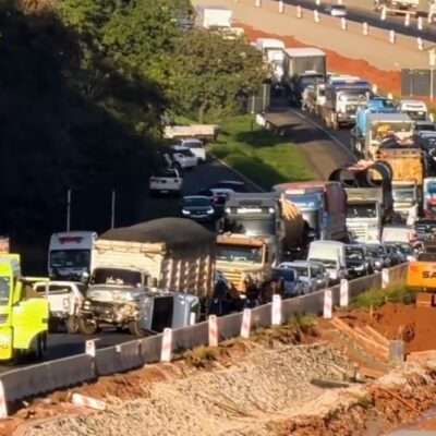 VEJA VÍDEO - Acidente com oito veículos interdita pista da Washington Luís em Rio Preto