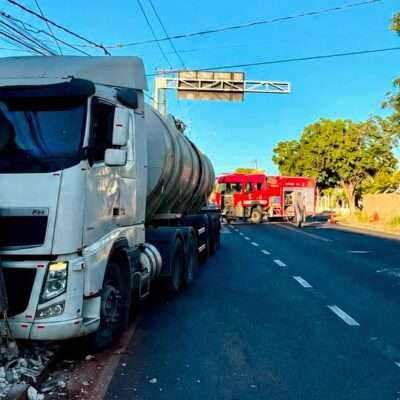 Carreta carregada com 45 mil litros de diesel atinge poste em Rio Preto