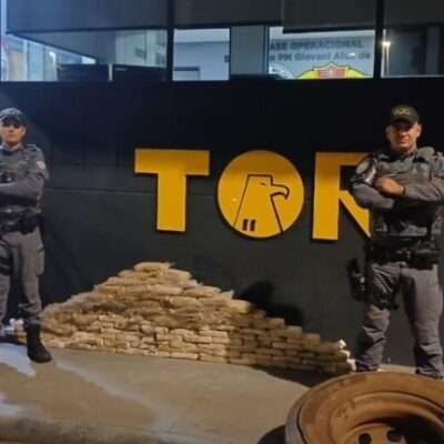 VEJA VÍDEO - Polícia Militar apreende 105 kg de pasta base de cocaína escondidos em caminhão