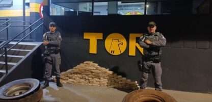 VEJA VÍDEO - Polícia Militar apreende 105 kg de pasta base de cocaína escondidos em caminhão