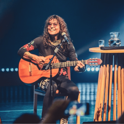 Luiz Caldas celebra os 40 anos do Axé Music em apresentação intimista no Sesc Rio Preto