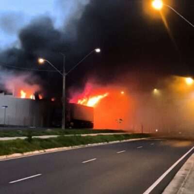 VEJA VÍDEO - Incêndio atinge oficina e cinco caminhões em transportadora de Rio Preto