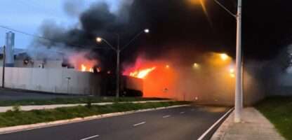 VEJA VÍDEO - Incêndio atinge oficina e cinco caminhões em transportadora de Rio Preto