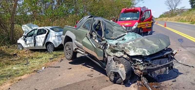 Acidente com dois carros e caminhão deixa feridos perto de Monte Aprazível
