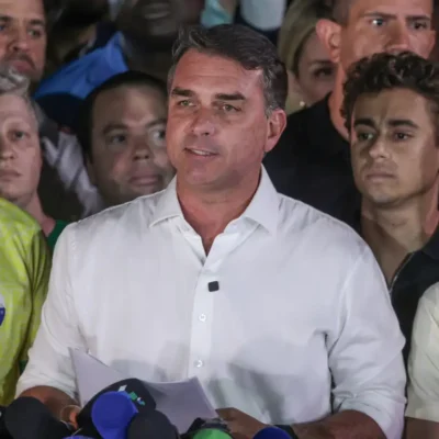Polícia Federal cancela passaportes de Flávio Bolsonaro