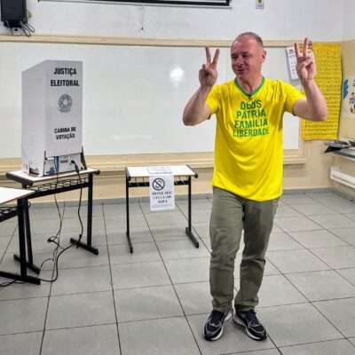 VEJA VÍDEOS - Coronel Fábio, Marcondes e deputados votam em Rio Preto e comentam disputa presidencial