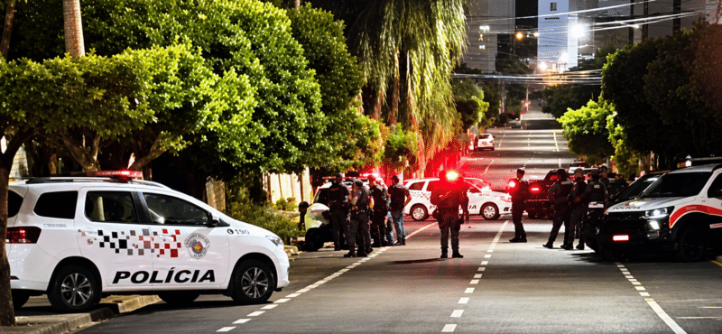 Polícia encontra armas, 450 munições e objeto com símbolo nazista na casa de médico morto em Catanduva