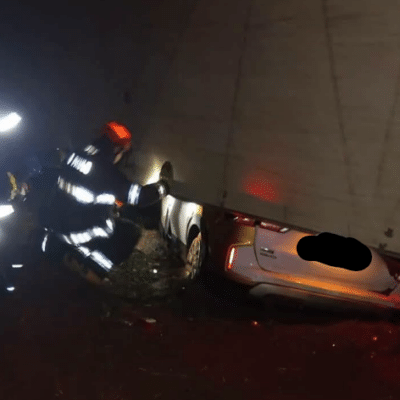 Carreta tomba sobre carro e deixa quatro vítimas no acesso a Baguaçu