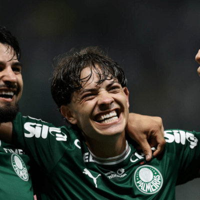Palmeiras goleia Corinthians por 4 a 1, segue na disputa pela liderança e agrava crise do rival