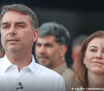 Avião com Flávio Bolsonaro e família segue para Miami