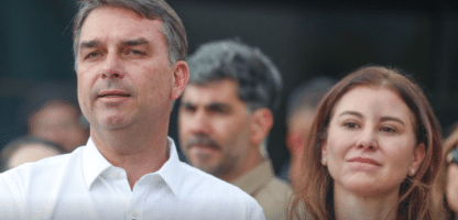 Avião com Flávio Bolsonaro e família segue para Miami