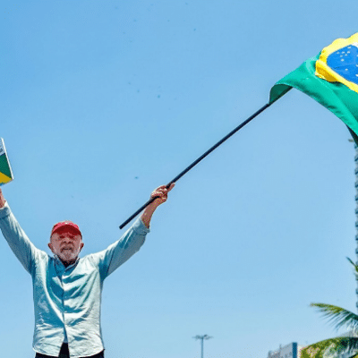 Lula vence Flávio Bolsonaro e é reeleito presidente após virada na apuração
