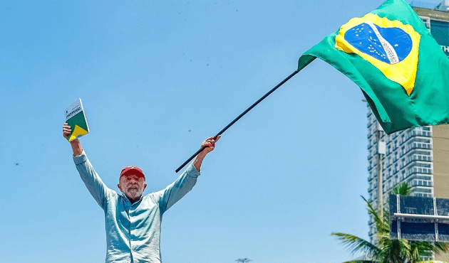 Lula vence Flávio Bolsonaro e é reeleito presidente após virada na apuração